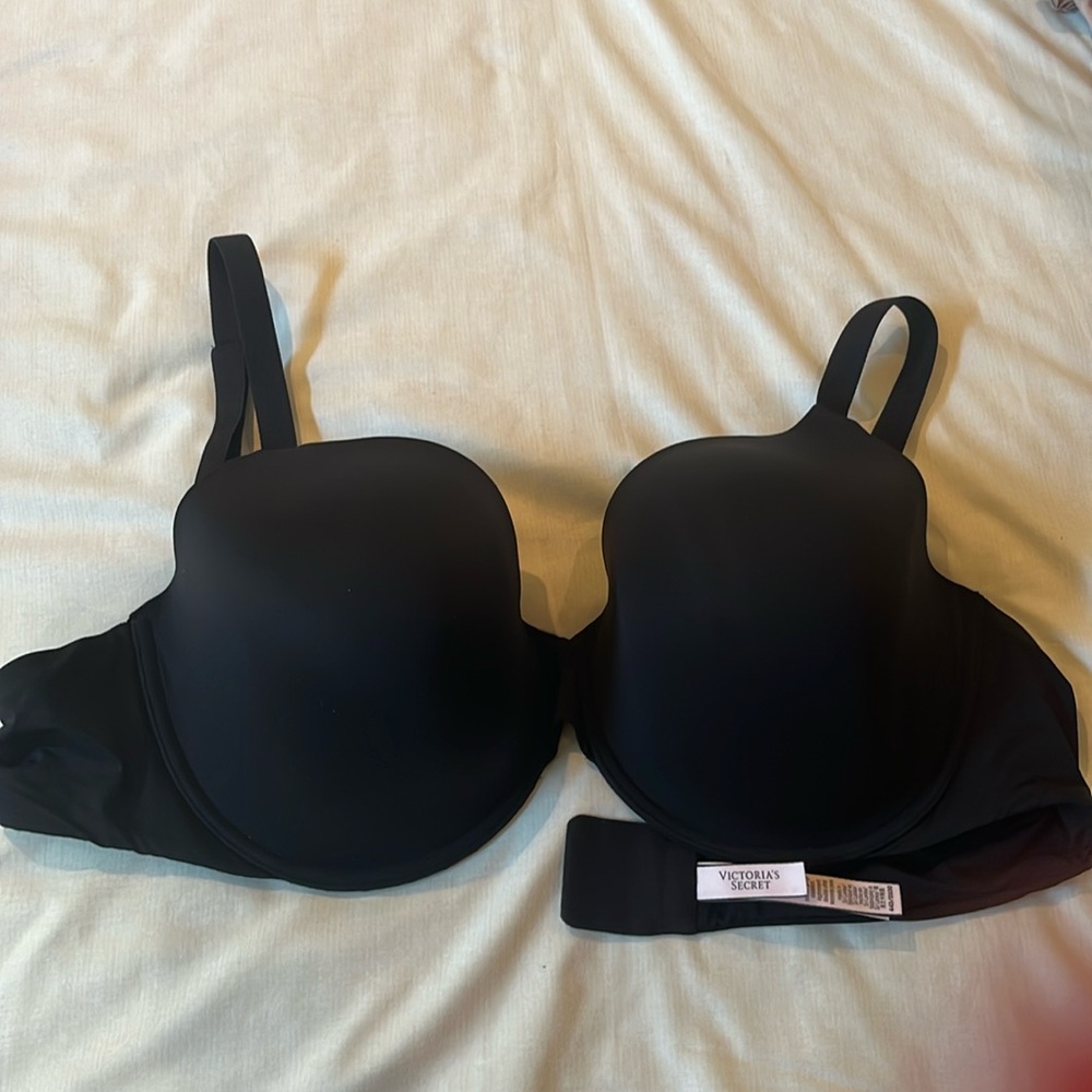 Victoria’s Secret lightly lined T-shirt bra-full coverage. Black 44D